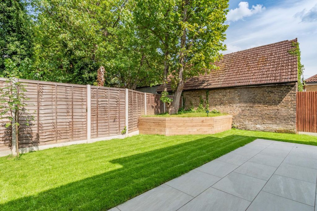 Property photo 3 of 36 8646030-Exterior07.Jpg