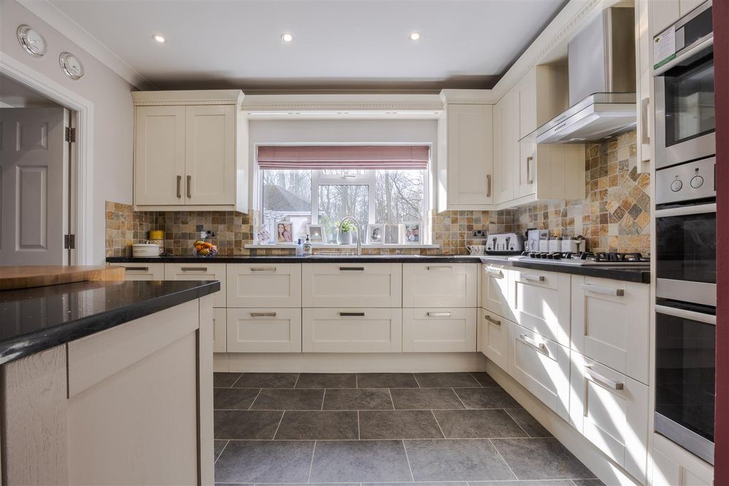 Property photo 3 of 25 Kitchen