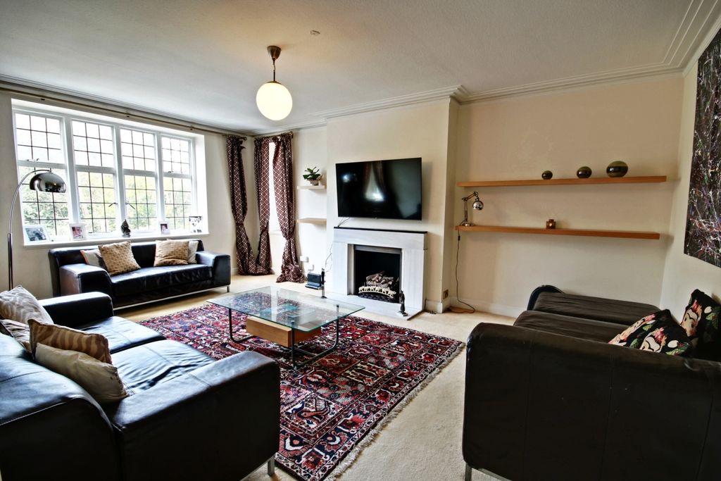 Property photo 3 of 27 45 Wildcroft Manor - Reception-Window