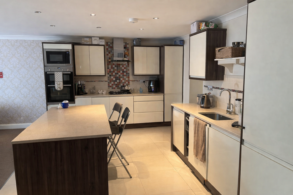 Property photo 2 of 10 Kitchen