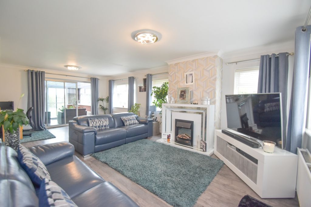 Property photo 3 of 30 Lounge