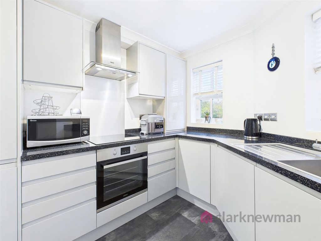 Property photo 2 of 10 Kitchen