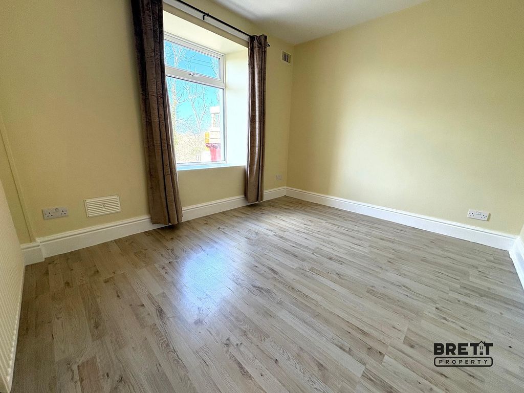 Property photo 3 of 8 Dining Room