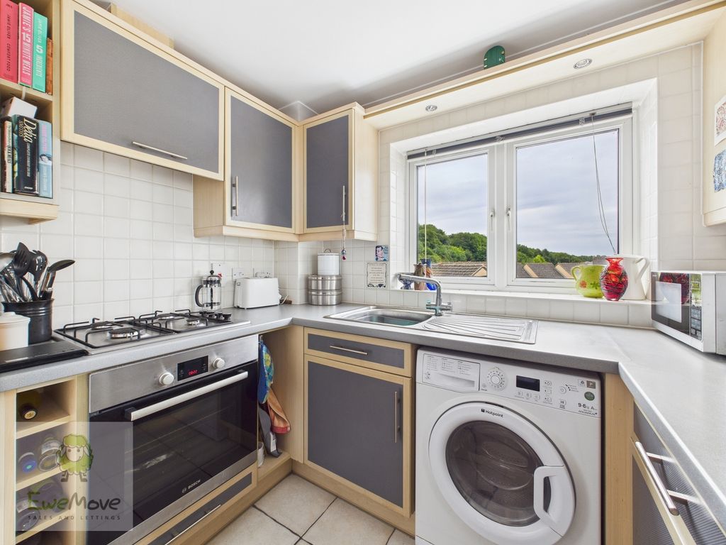 Property photo 3 of 18 Kitchen