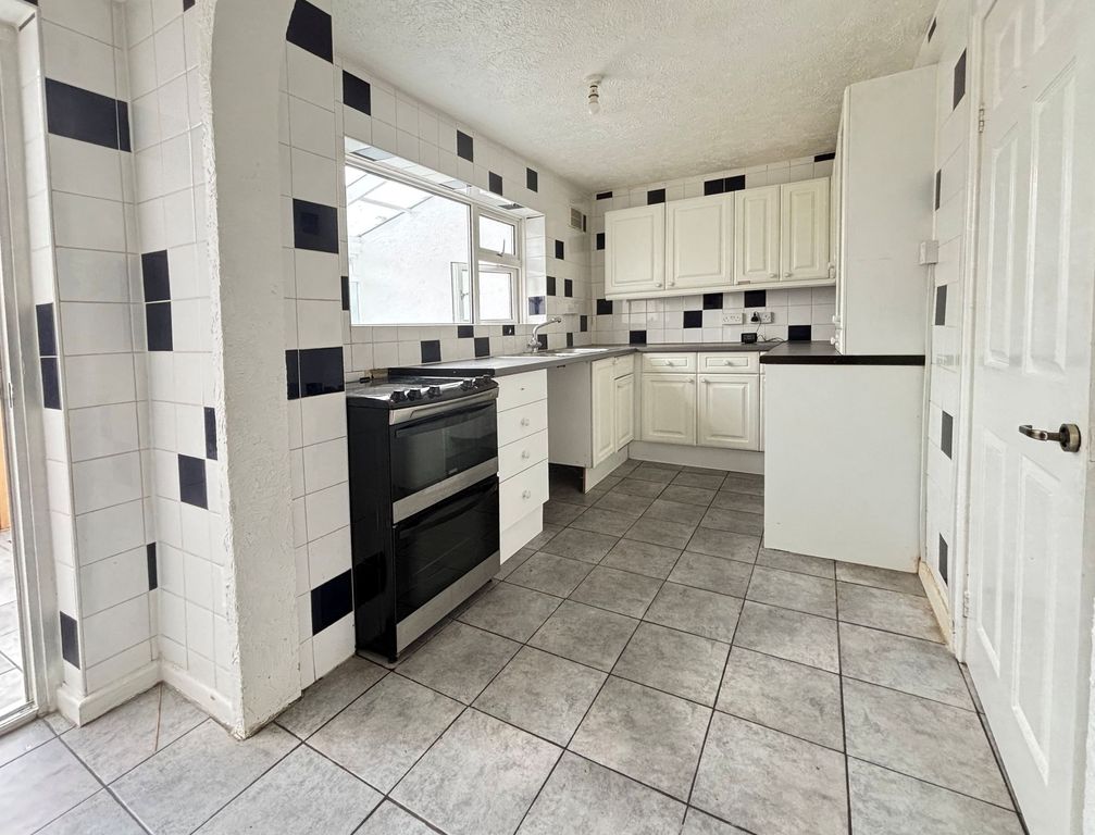 Property photo 3 of 9 Kitchen
