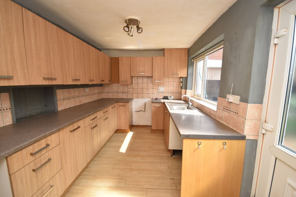 Property photo 3 of 15 Kitchen