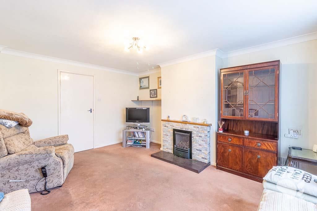 Property photo 3 of 17 Lounge