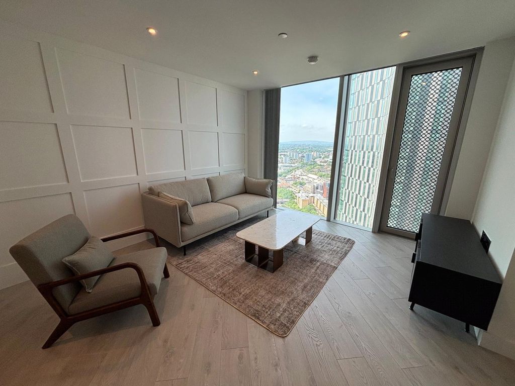 Property photo 1 of 17 Lounge