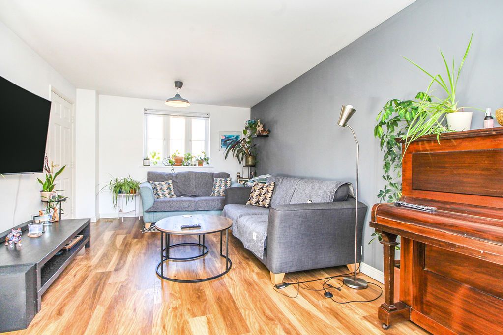 Property photo 3 of 21 Living Room