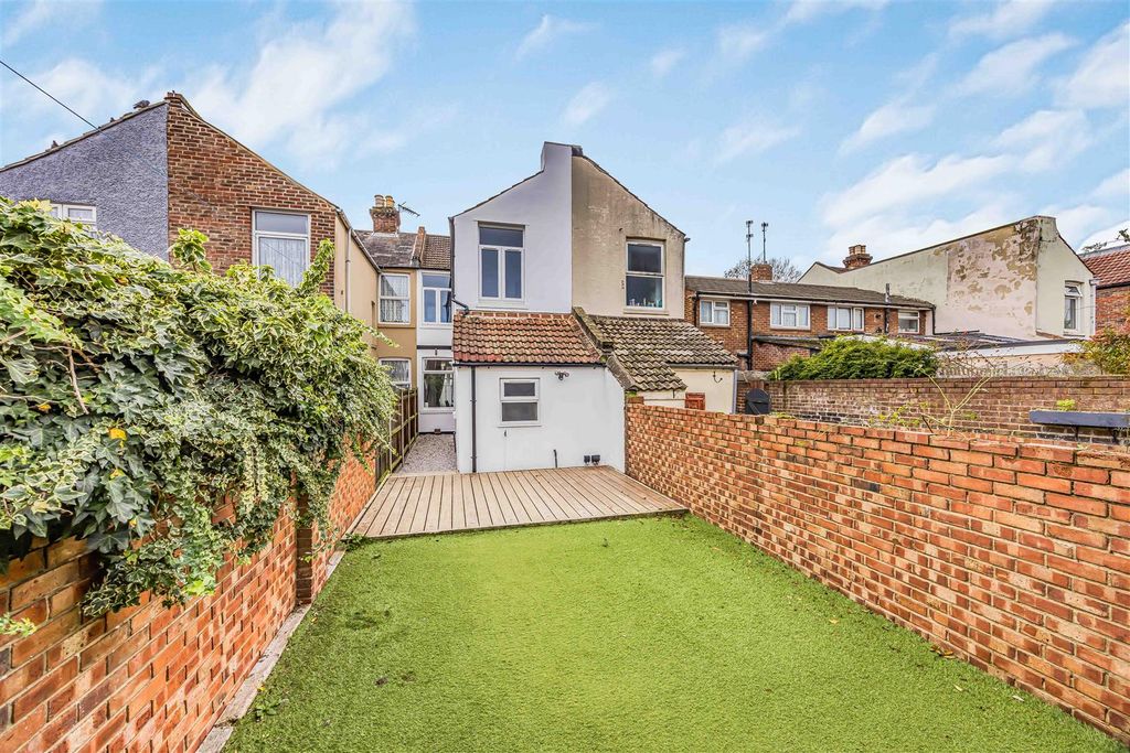 Property photo 2 of 21 81 Manor Road, Fratton-Small-Porticomarketing-Sold