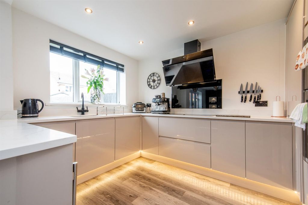 Property photo 2 of 25 Lounge/Diner/Kitchen