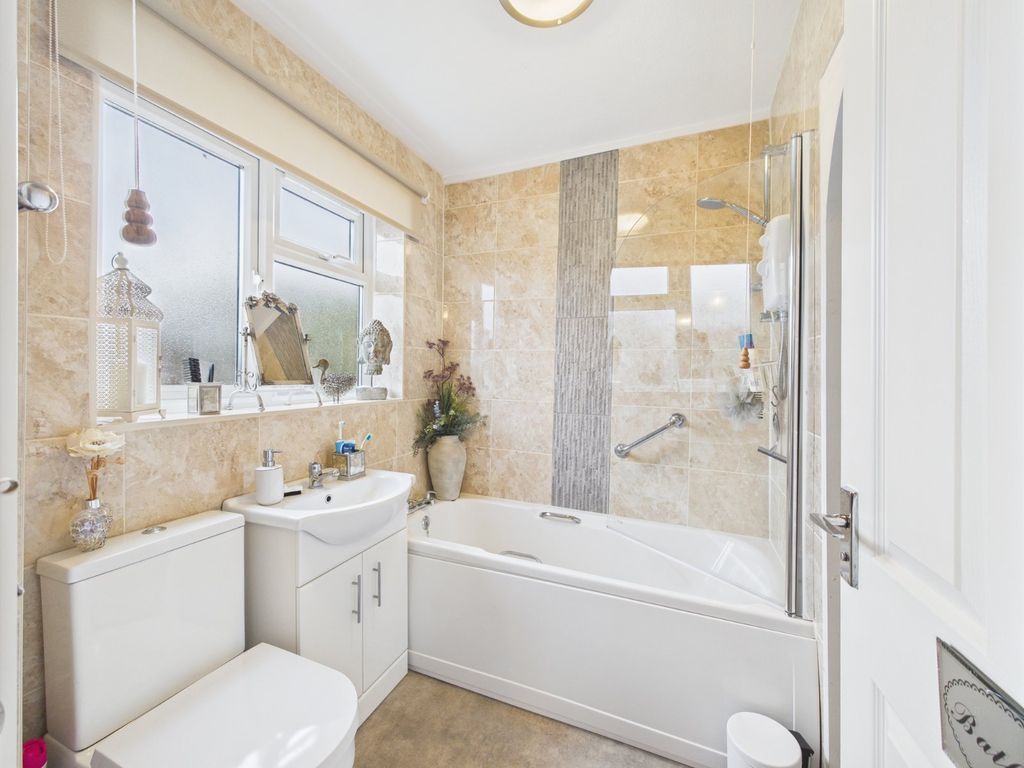 Property photo 3 of 18 Bathroom