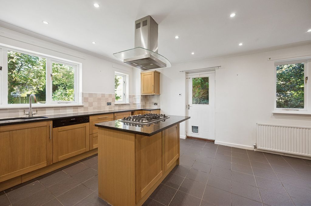 Property photo 2 of 30