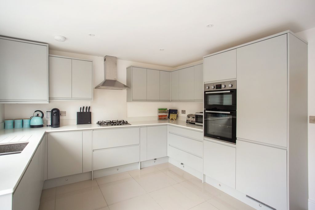 Property photo 2 of 19 1A Westdown Garde...