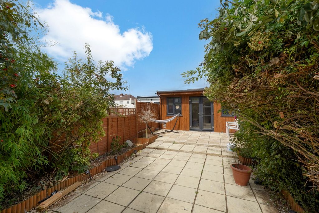 Property photo 3 of 13 301Torbayrdgarden