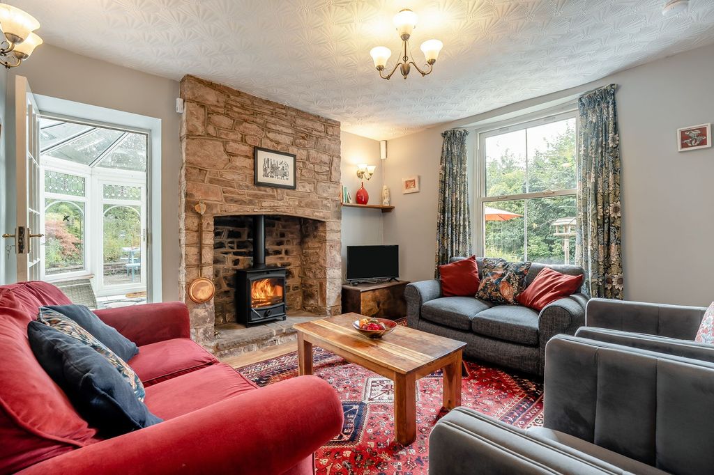 Property photo 2 of 33
