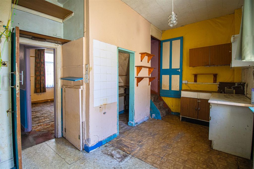 Property photo 3 of 9 Kitchen