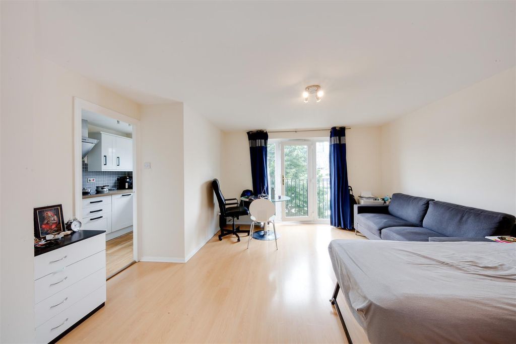 Property photo 2 of 11 Ringwood Gardens - 2.Jpg