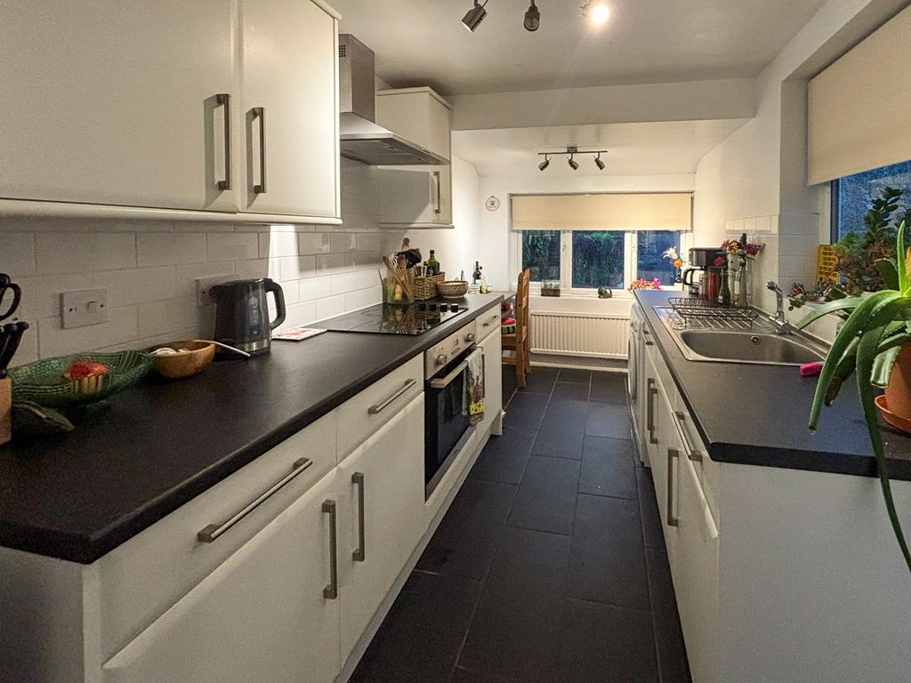 Property photo 3 of 11 Kitchen