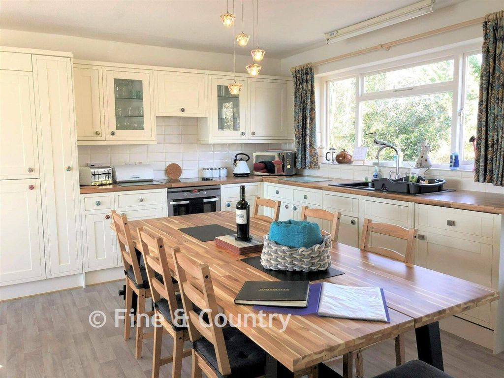 Property photo 1 of 17 Kitchen*