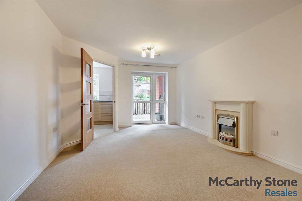 Property photo 2 of 22 Living Room