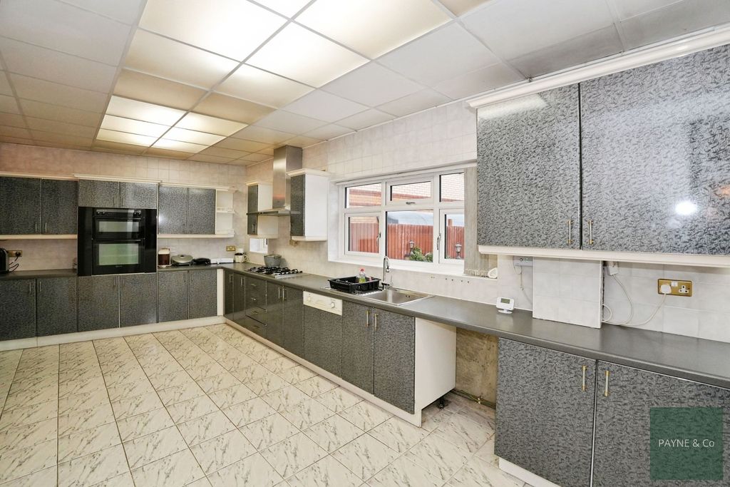 Property photo 3 of 27