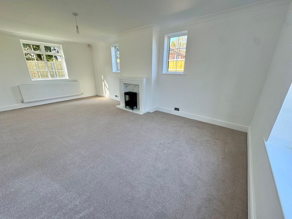 Property photo 3 of 26 Lounge