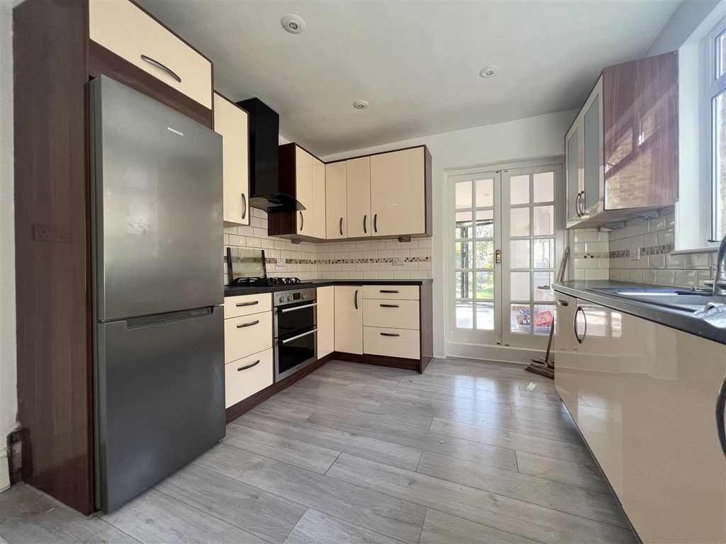 Property photo 3 of 11 Kitchen
