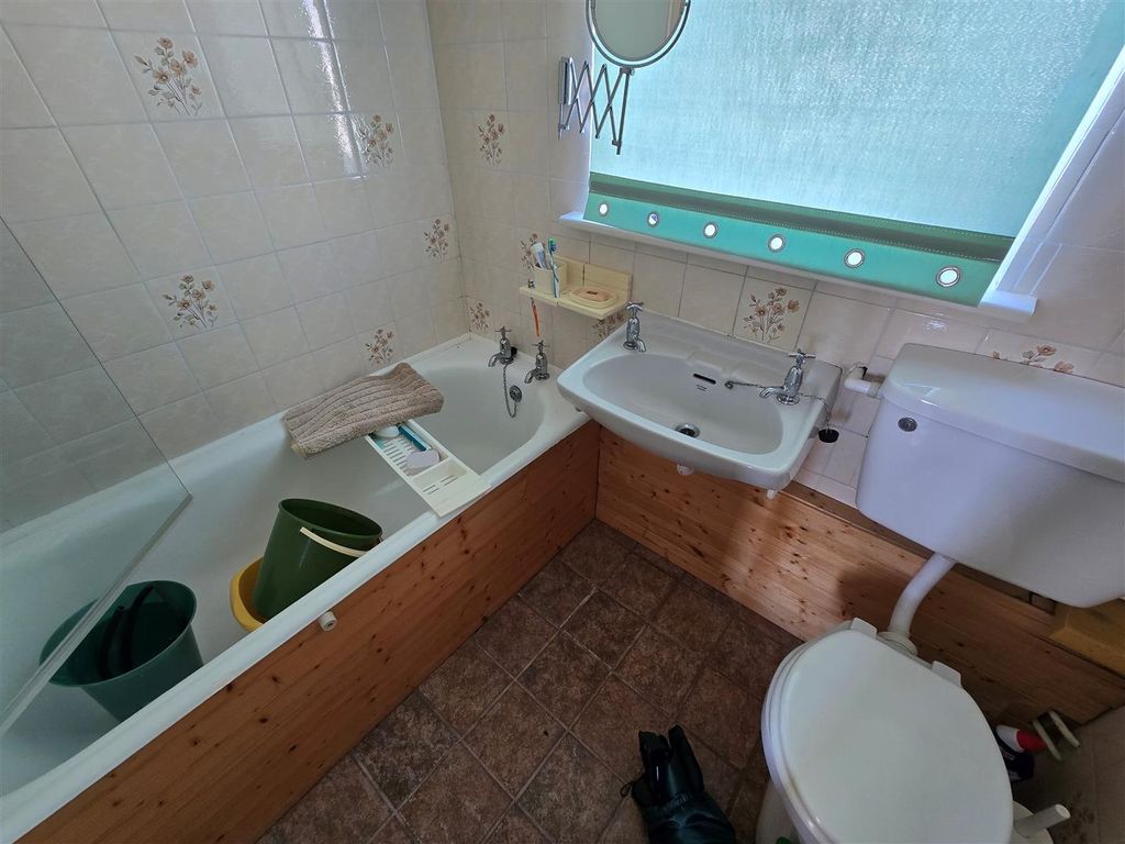 Property photo 3 of 8 Bathroom