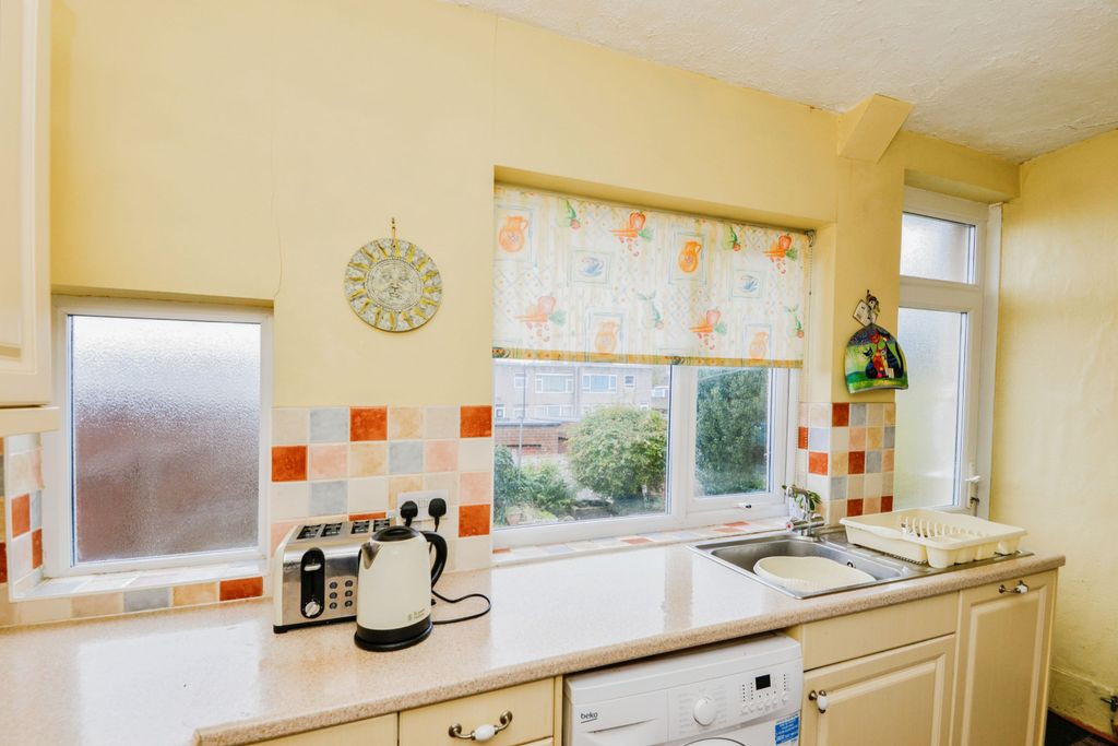Property photo 3 of 16 Kitchen