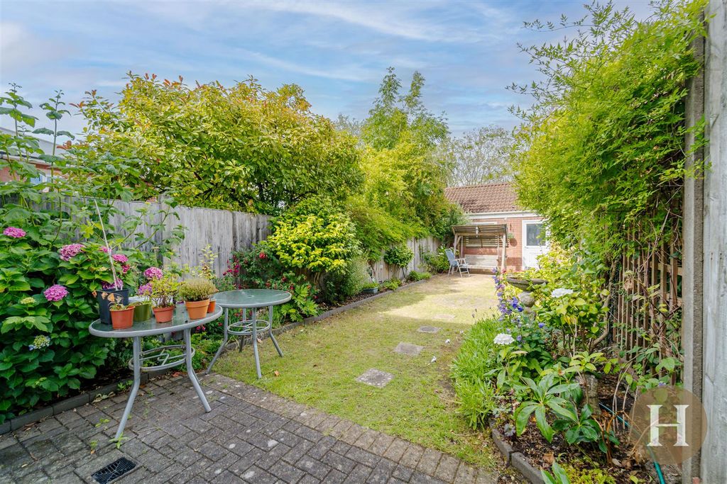 Property photo 3 of 22 Hadleigh Estate Agents-24.Jpg
