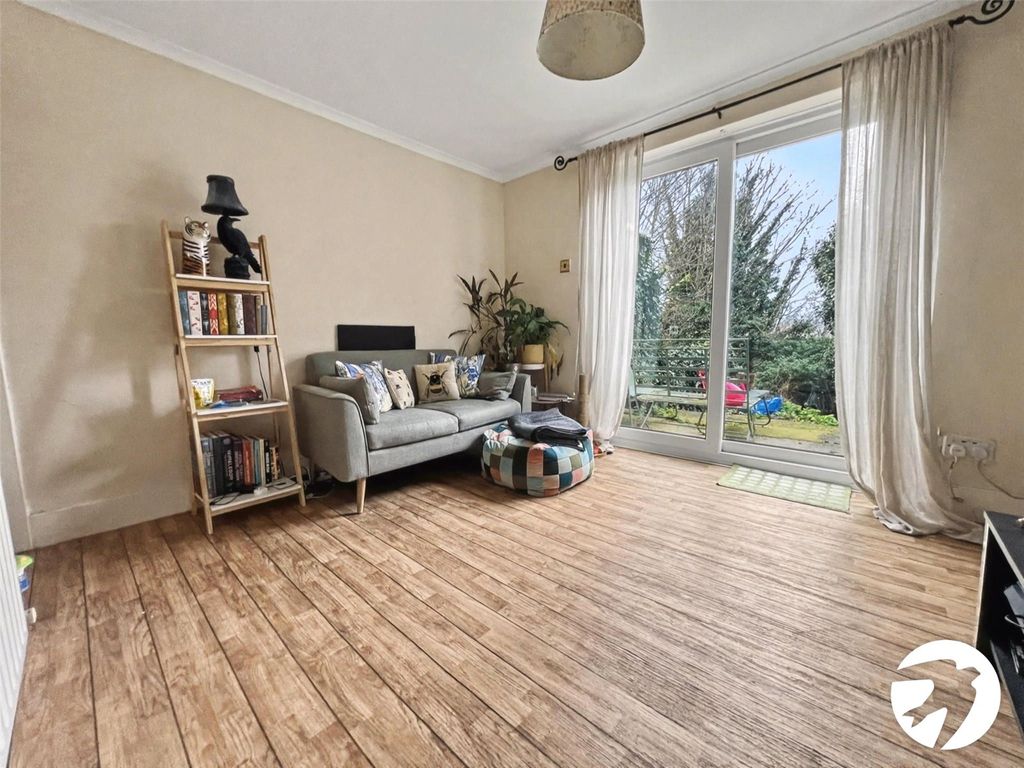 Property photo 3 of 10 Lounge