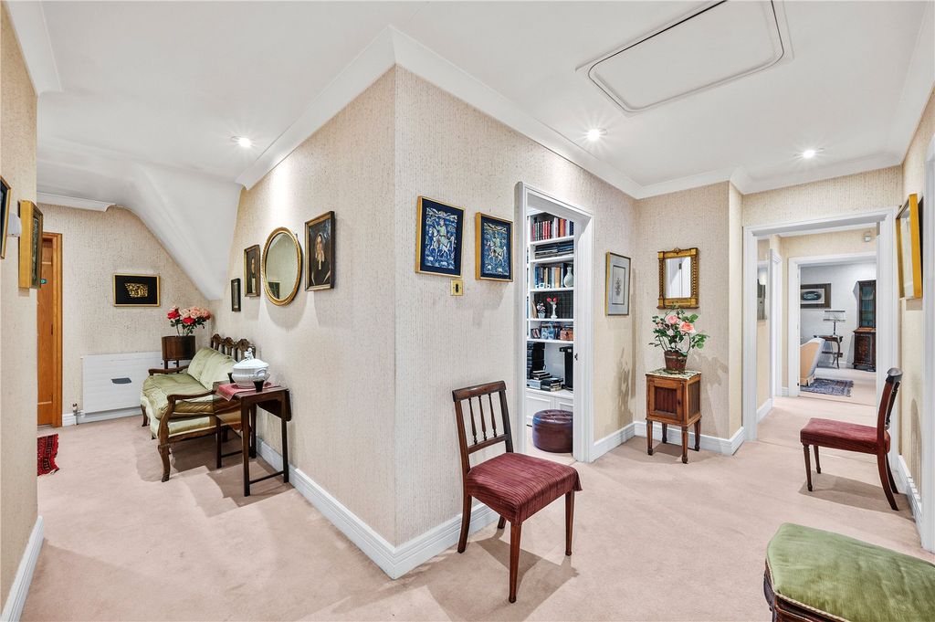 Property photo 2 of 21 Entrance Hall