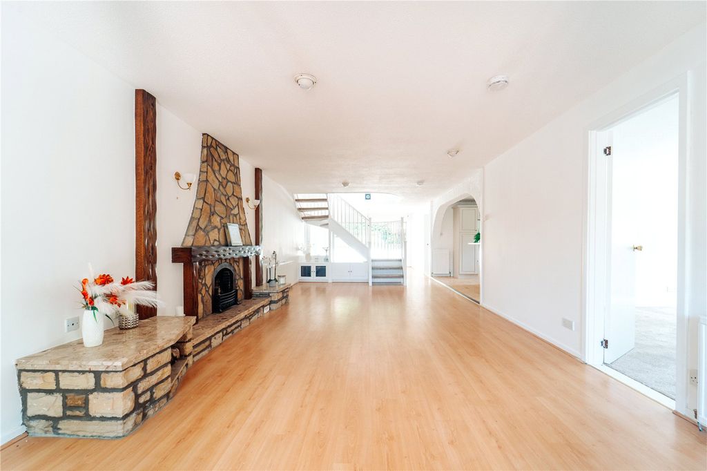 Property photo 3 of 36 Deeview Road South