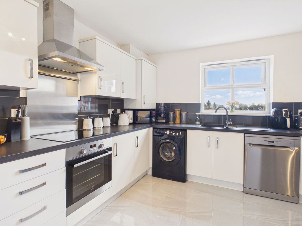 Property photo 3 of 12 Kitchen