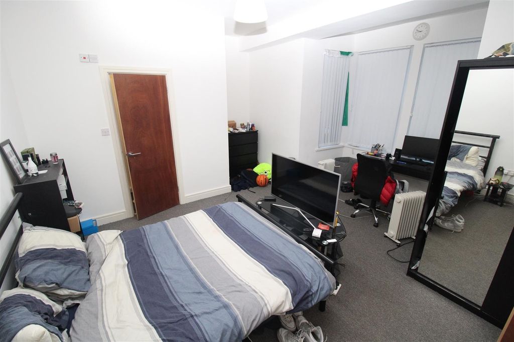 Property photo 2 of 4 Spacious Double Bedroom With A Dedicated Study Are...
