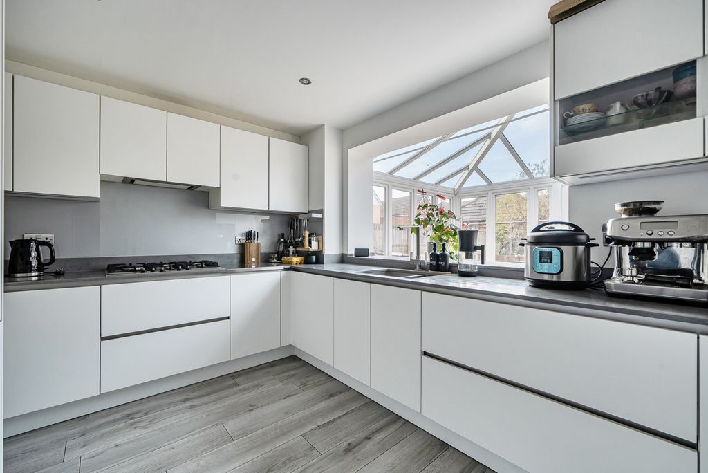 Property photo 3 of 23 1393839-18-694944...