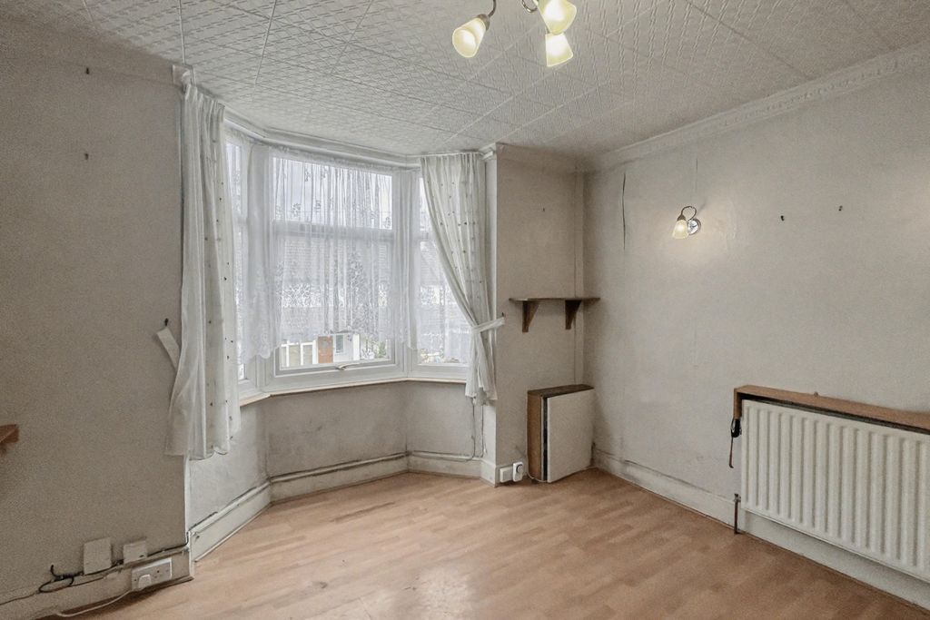 Property photo 2 of 15 24 Milton Road, Caterham, Cr3 5Jd