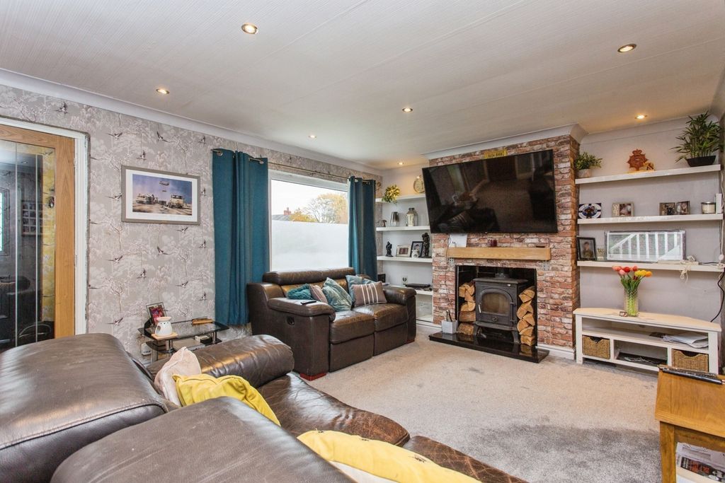 Property photo 2 of 17 Lounge