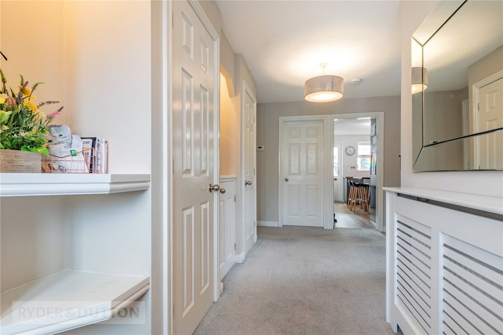 Property photo 3 of 32 Entrance Hall