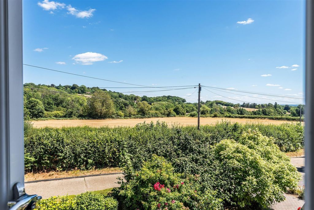 Property photo 3 of 22 29-Pollards-Wood-Road-2.Jpg