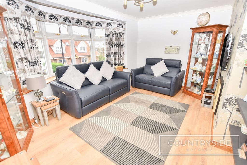 Property photo 3 of 18 Lounge