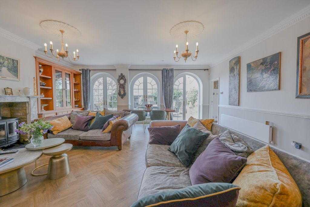 Property photo 2 of 37