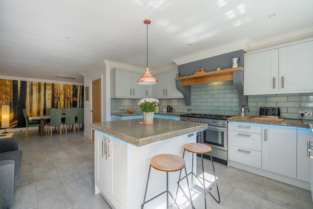 Property photo 3 of 29 38-681A3Af9A4A6c-...