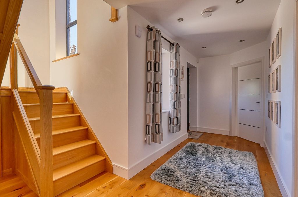 Property photo 2 of 39 Entrance Hall