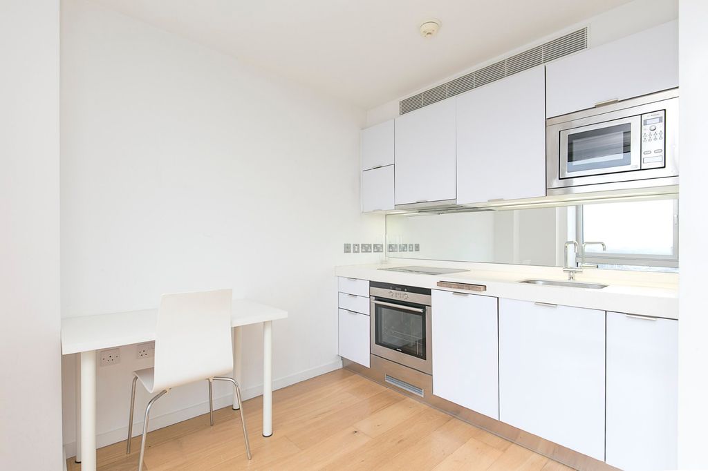 Property photo 2 of 6 Kitchen