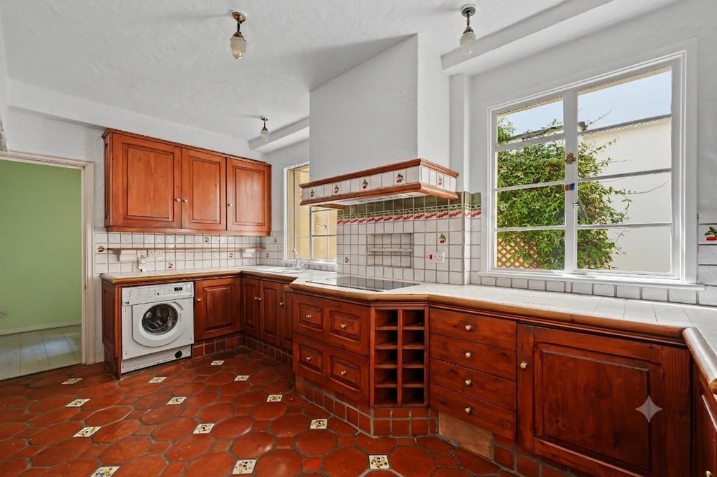 Property photo 2 of 9 Kitchen