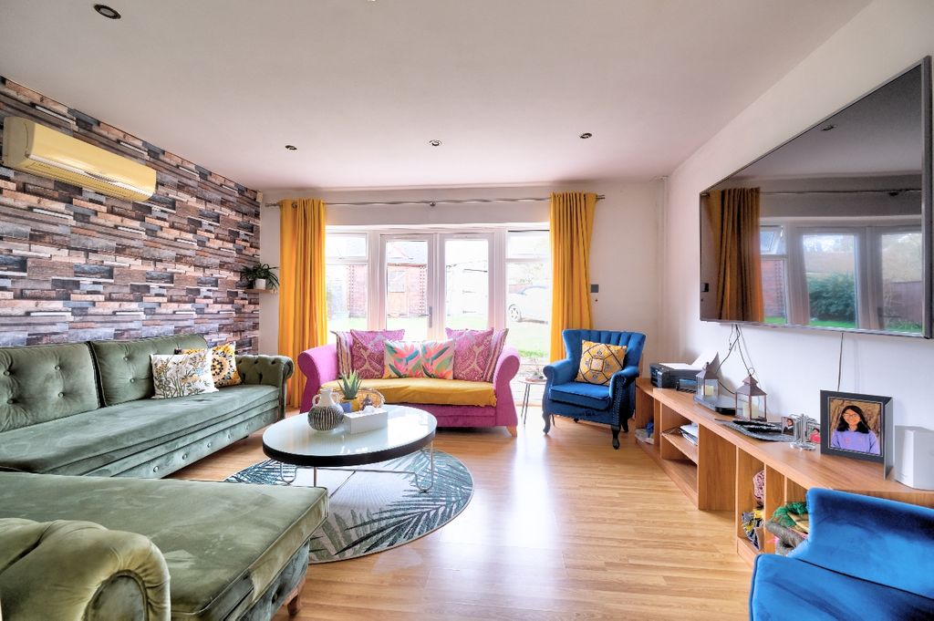 Property photo 2 of 20 Lounge TV