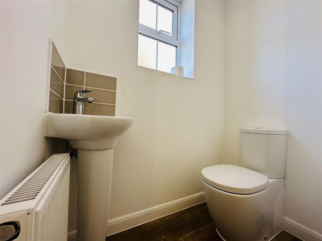 Property photo 3 of 11 Cloakroom