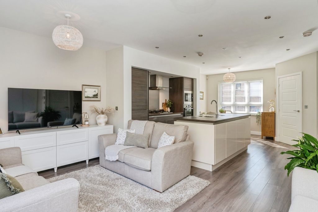 Property photo 3 of 32 Pbox-Img.Jpg